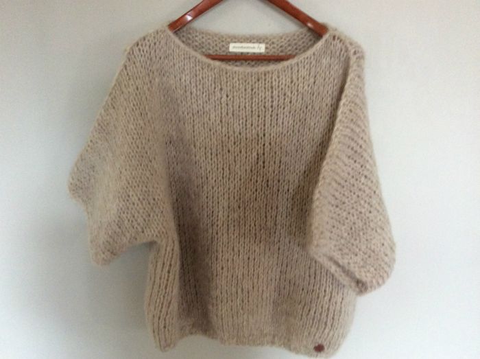 Oversized trui: alpaca wol van artikelnr. B6. Kan ook in strepen:
Lengte:55 cm, breedte: 65 cm, mouwlengte(gemeten van nekwervel tot uiteinde mouw): 50 cm.
Prijs 69 euro